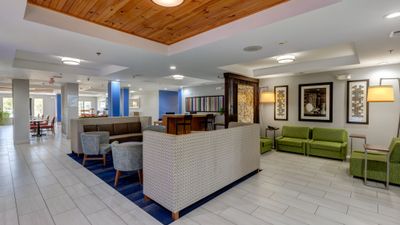 Holiday Inn Express Hotel & Suites