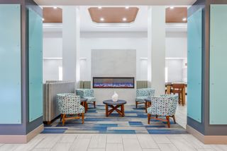 Holiday Inn Express Hotel & Suites