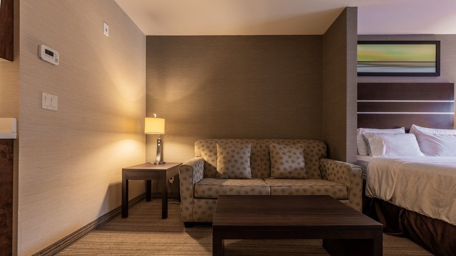 Holiday Inn Express Golden Hwy 1 Suite