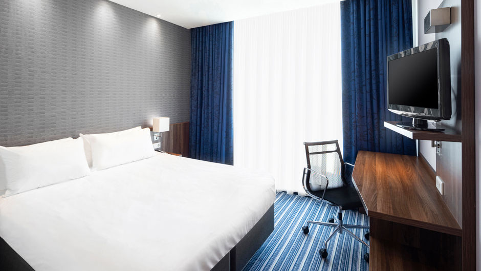 Holiday Inn Express Arena Towers Room