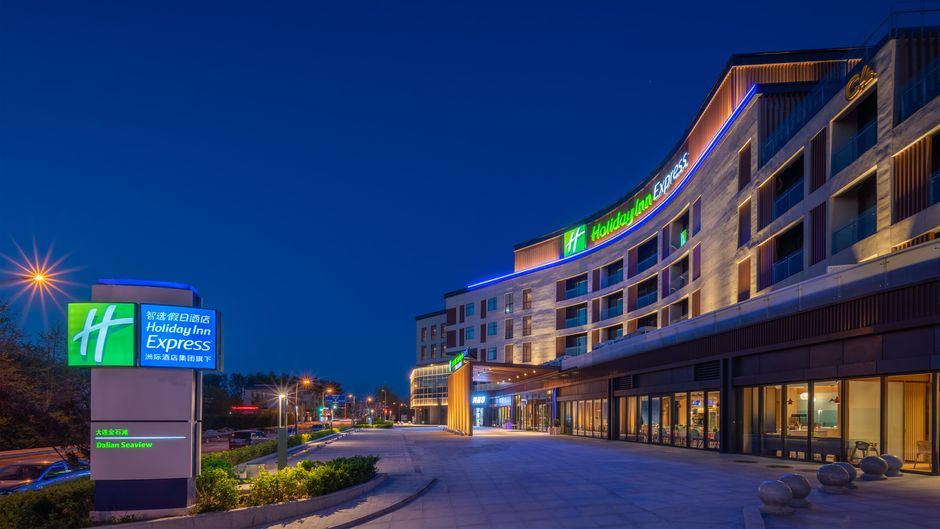 Holiday Inn Exp Golden Pebble Beach Exterior