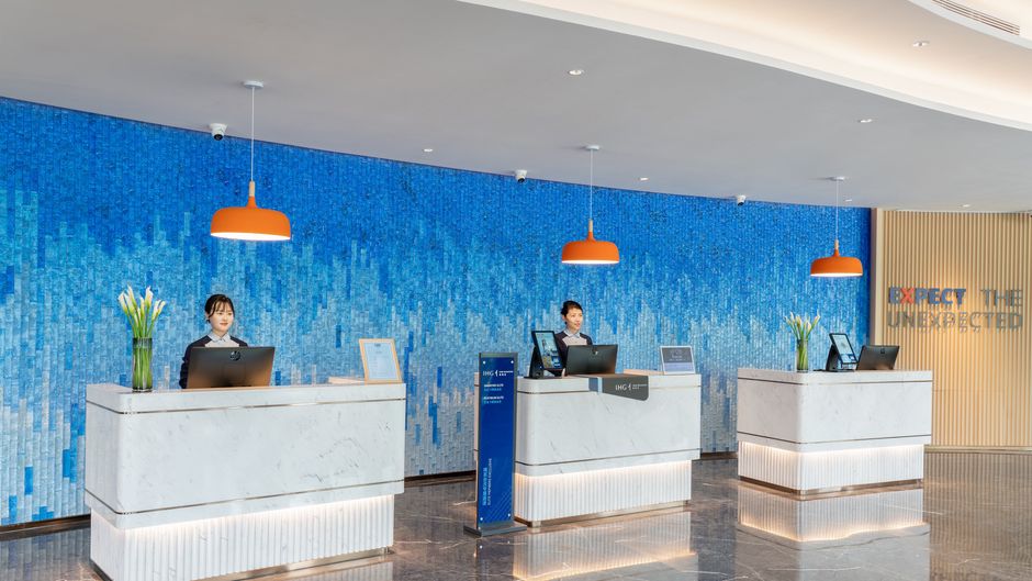 Holiday Inn Exp Golden Pebble Beach Exterior