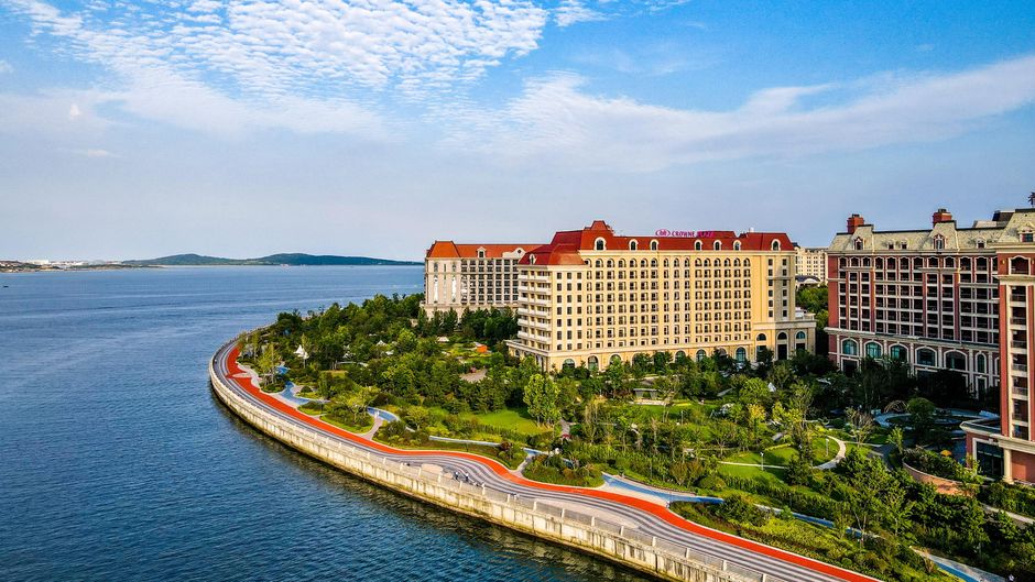 Crowne Plaza Oriental Movie Metropolis Exterior