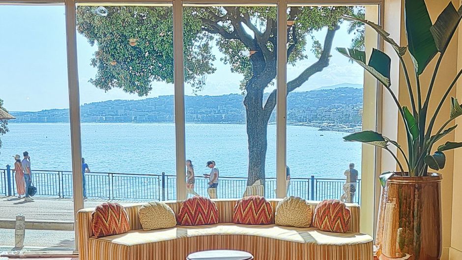 Hotel la Perouse Lobby