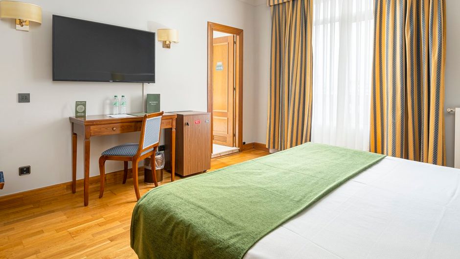 Hotel Hernan Cortes Room