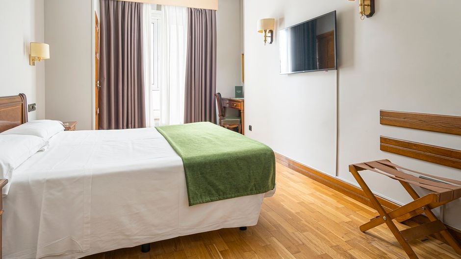 Hotel Hernan Cortes Room