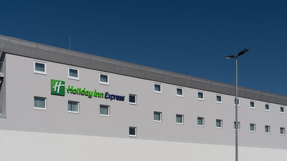 Holiday Inn Exp South A7 AS42 Exterior