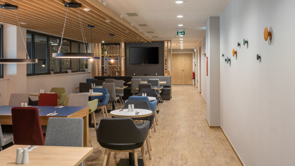 Holiday Inn Exp South A7 AS42 Restaurant