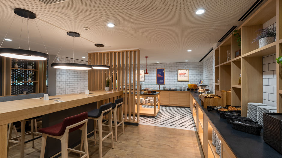 Holiday Inn Exp South A7 AS42 Restaurant