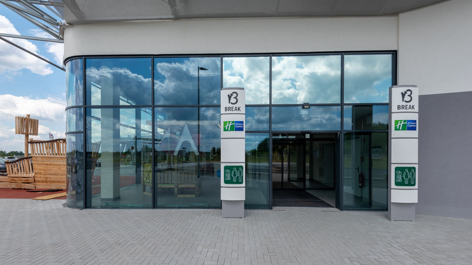 Holiday Inn Exp South A7 AS42 Exterior