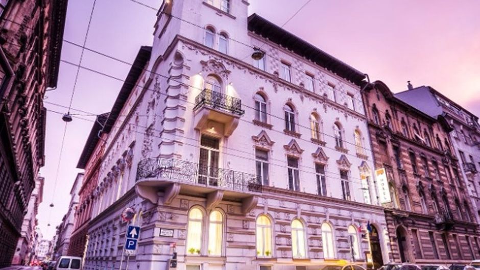Ikonik Parlament Exterior
