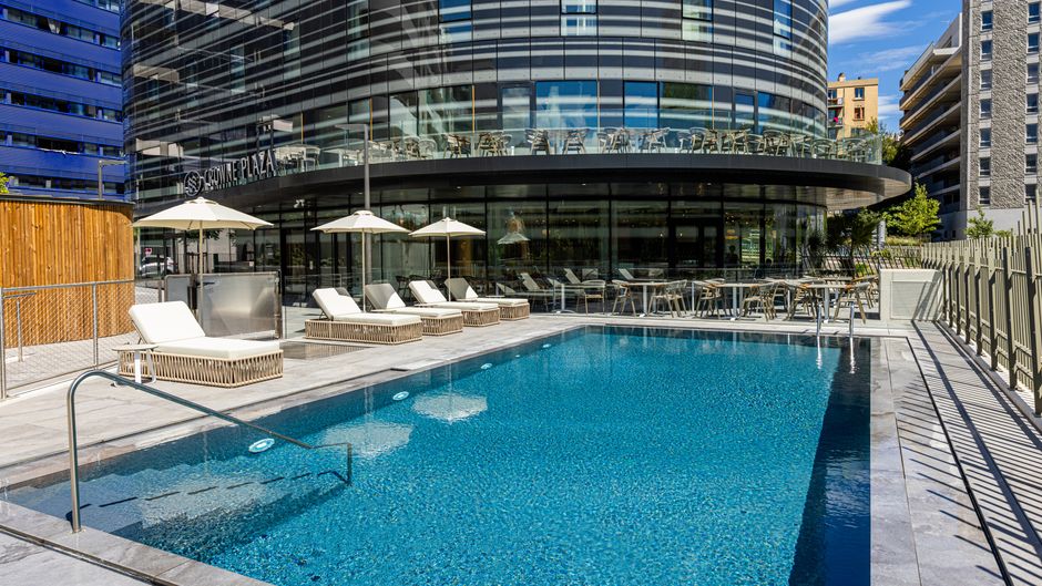 Crowne Plaza Le Dome Pool