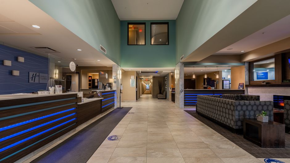 Holiday Inn Express Golden Hwy 1 Exterior
