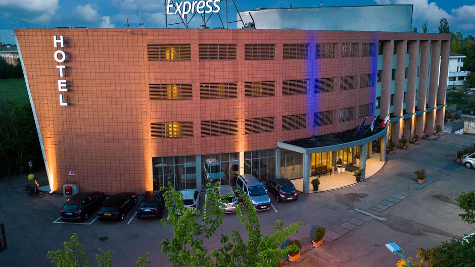 Holiday Inn Express Parma Exterior
