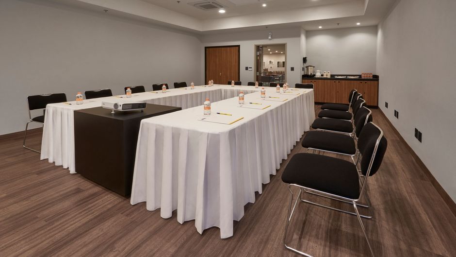 City Express by Marriott La Raza Meeting