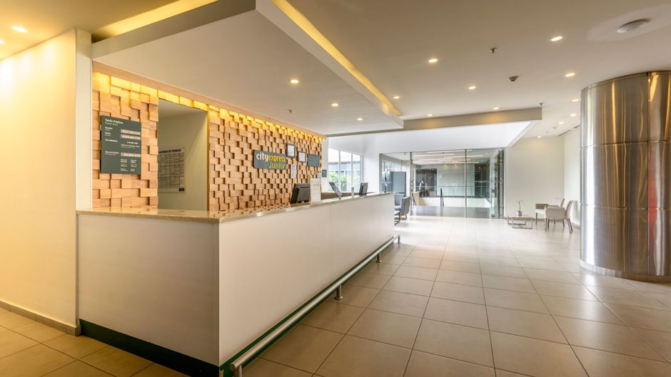 City Express Junior by Marriott Airport Lobby