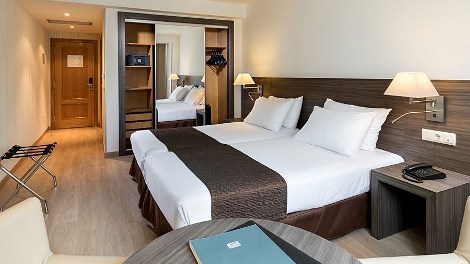 1881 Madrid Ventas Room