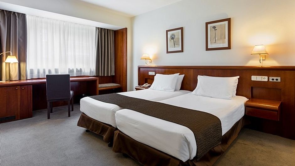 1881 Madrid Ventas Room