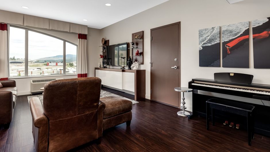 Four Points by Sheraton Kelowna Airport Suite