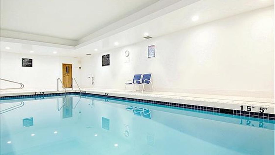 Holiday Inn Express & Suites Surrey Pool