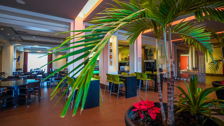 Hotel Must Quebec City Airport Lobby
