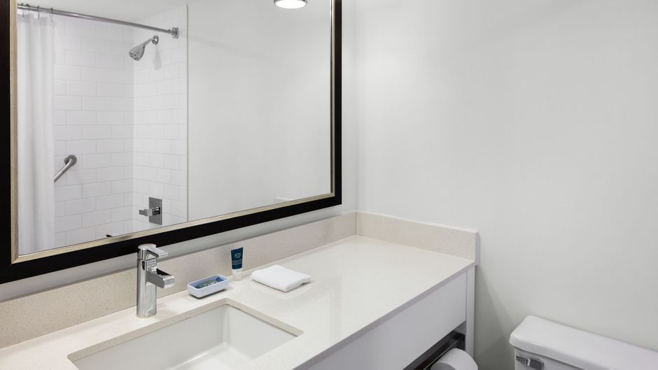 Four Points by Sheraton Edmonton South Room
