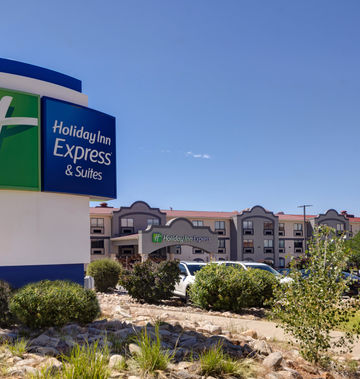 Holiday Inn Express Hotel & Suites