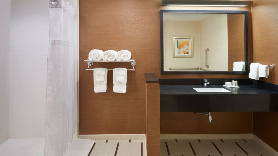 Fairfield Inn & Suites Barrie Room