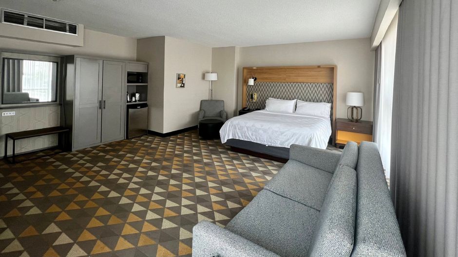 Holiday Inn Toronto Airport Hotel Suite