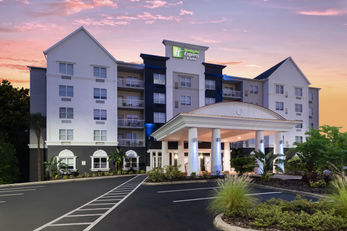 Holiday Inn Express Hotel & Suites