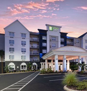 Holiday Inn Express Hotel & Suites