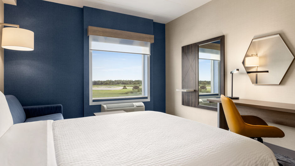 Holiday Inn Express Strathroy Suite