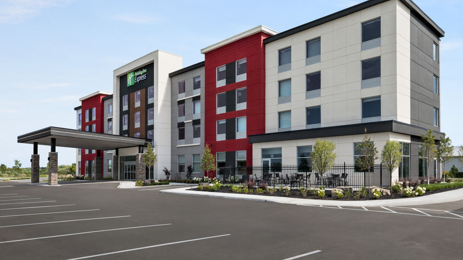 Holiday Inn Express Strathroy Exterior