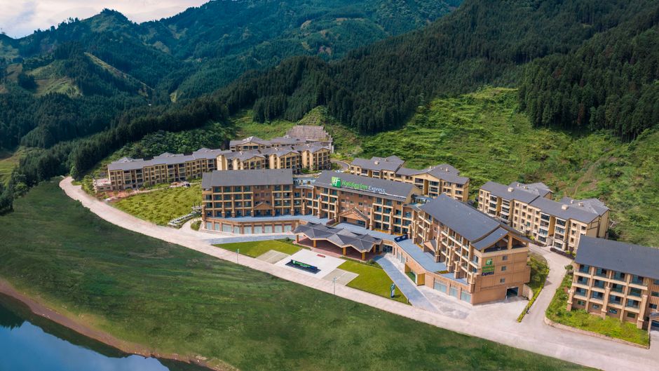 Holiday Inn Exp Wawu Mountain Exterior