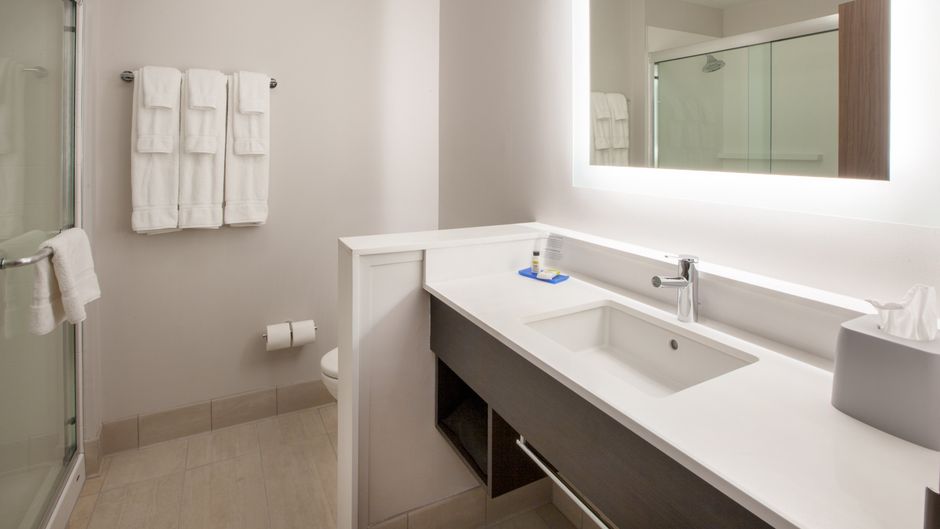 Holiday Inn Exp Suites St. Thomas Room
