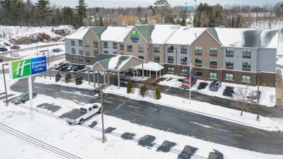 Holiday Inn Express & Suites