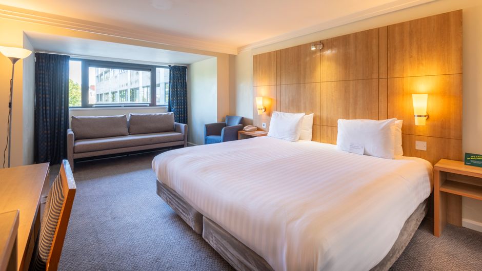 Holiday Inn Cardiff City Centre Room