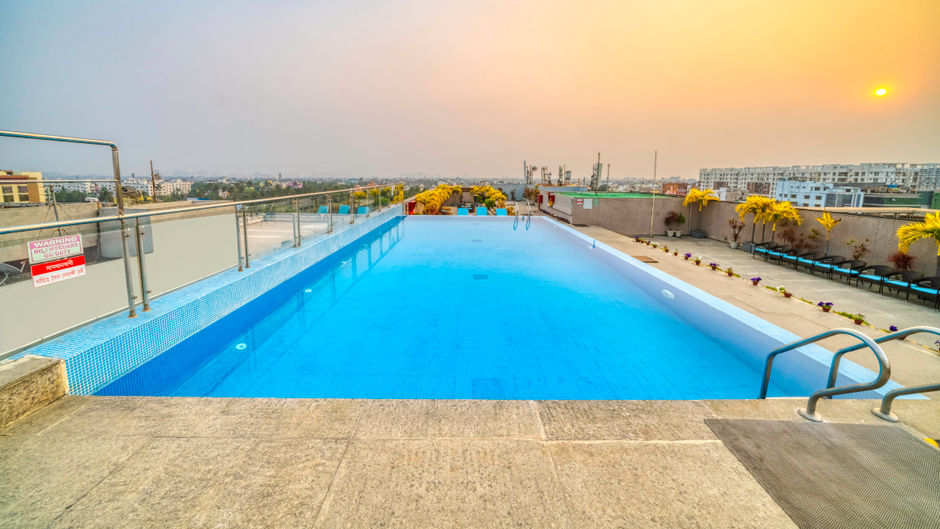 Holiday Inn Kolkata Airport Pool