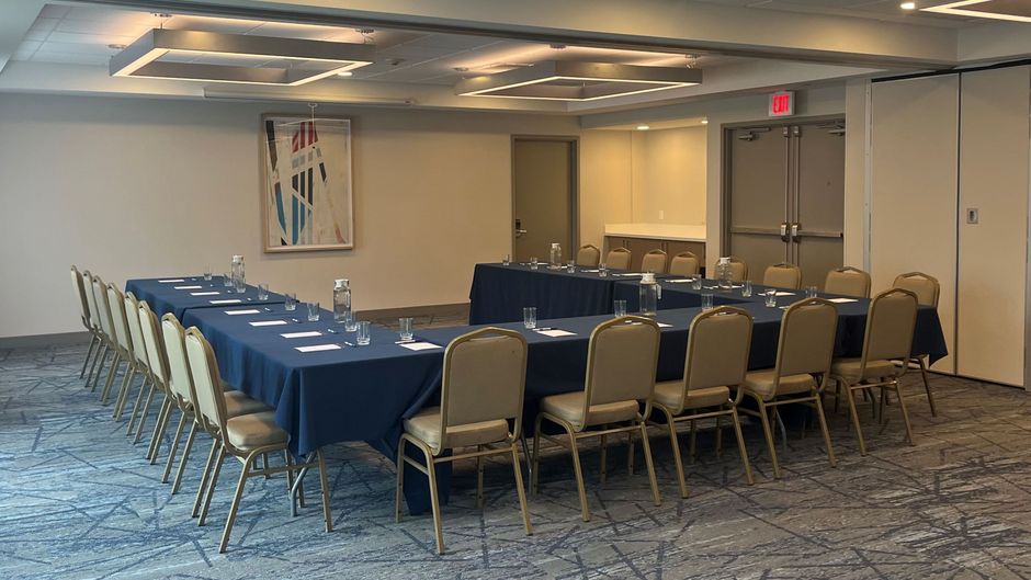 Holiday Inn Express Hotel & Suites Meeting