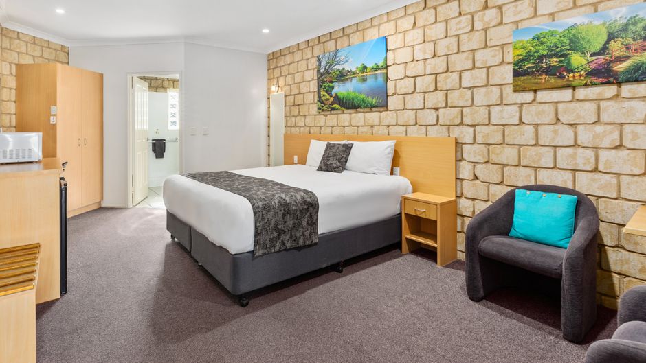 Great Divide Motor Inn Room