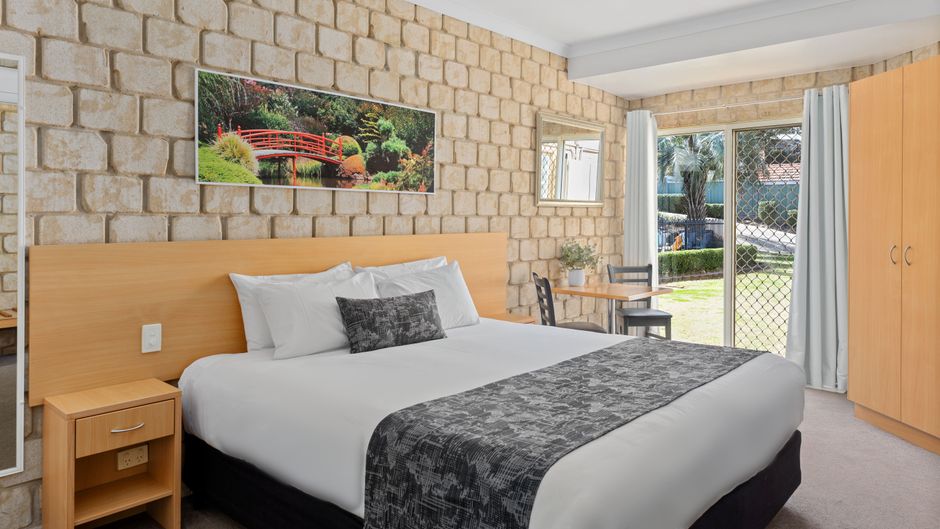 Great Divide Motor Inn Room