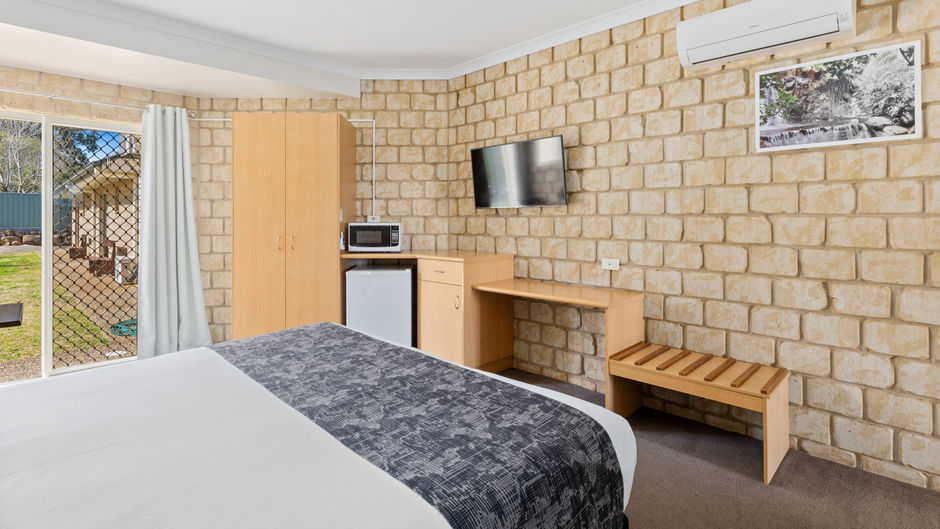 Great Divide Motor Inn Room