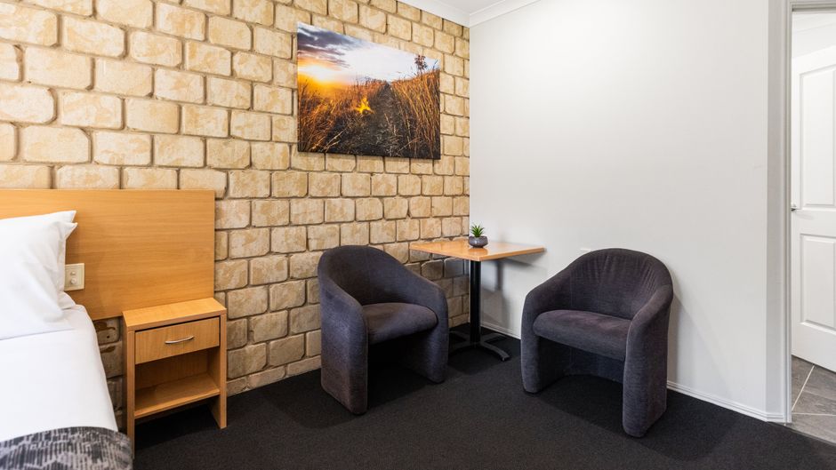 Great Divide Motor Inn Room