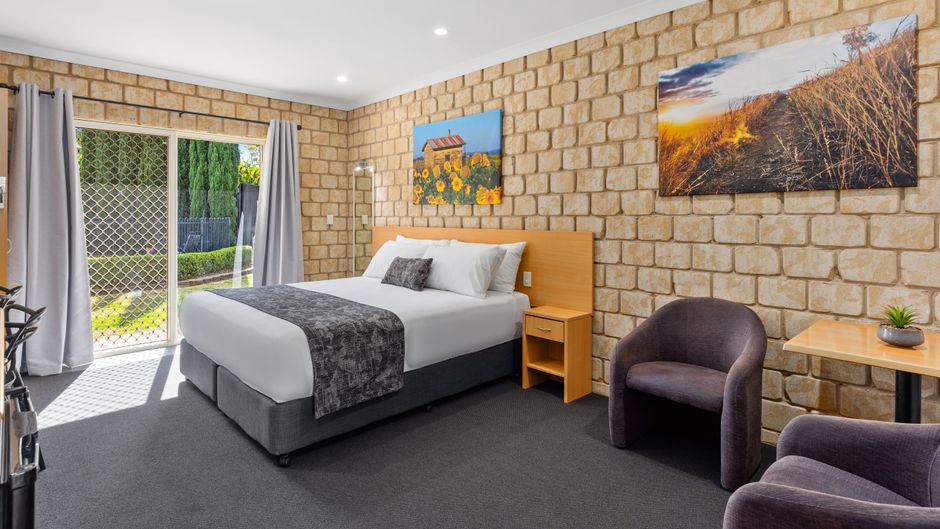 Great Divide Motor Inn Room