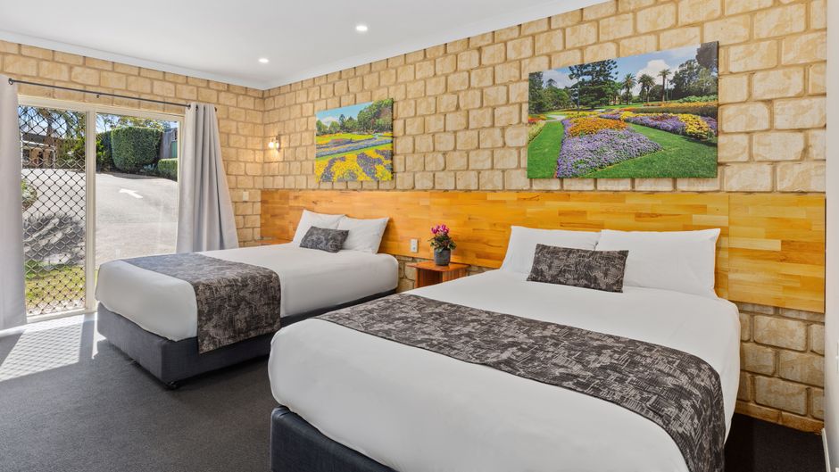 Great Divide Motor Inn Room