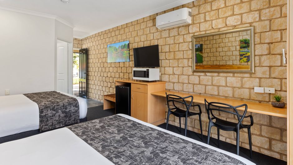 Great Divide Motor Inn Room