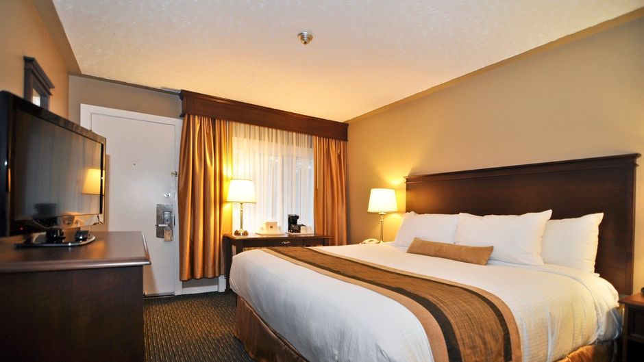 Aurora Inn Room