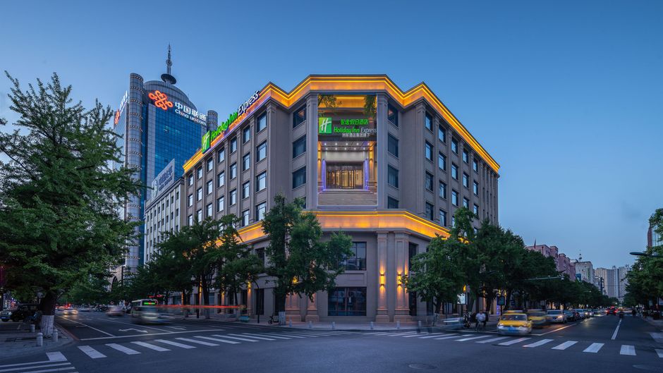 Holiday Inn Express City Center Exterior