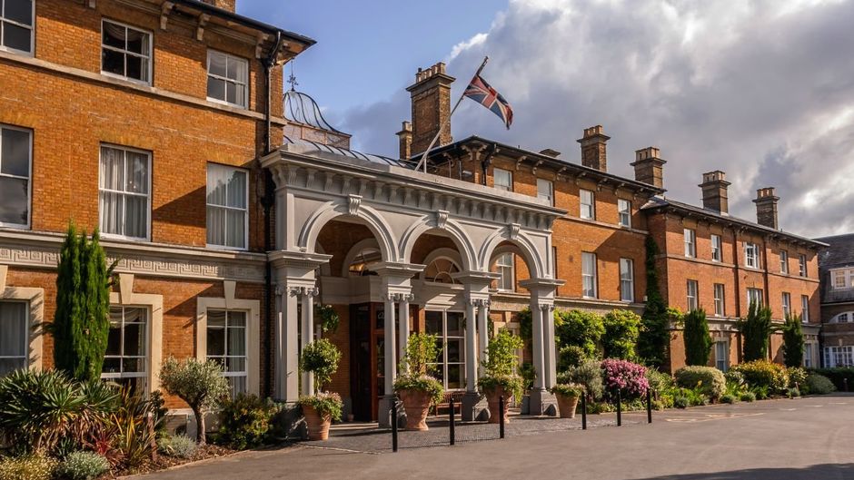 Oatlands Park Hotel Exterior
