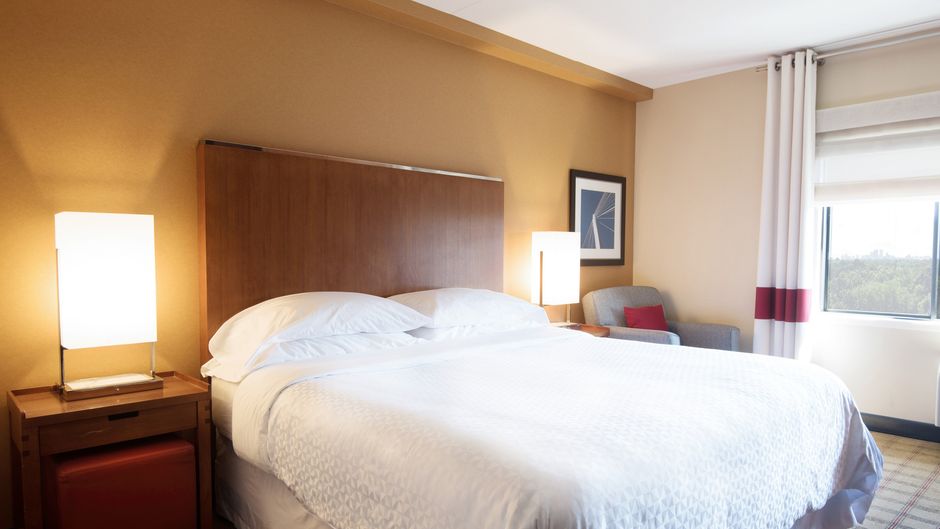 Four Points by Sheraton Winnipeg South Room